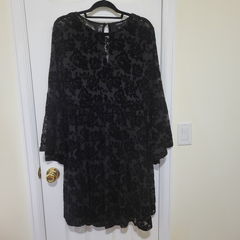 Torrid Black Velvet Floral Flocked Mesh Bell Sleeve Babydoll Dress Size 0 L‎ XL